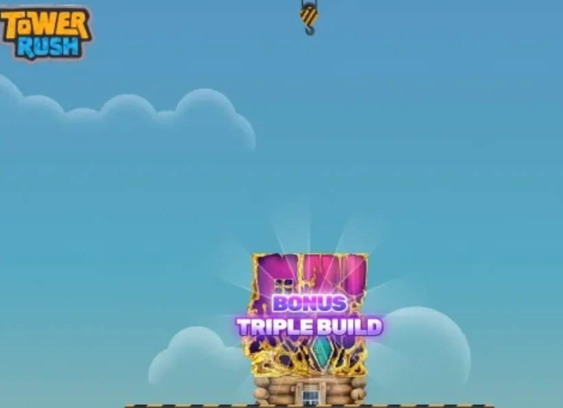 Captura do Tower Rush: o bónus «Triple Build» iluminado no topo de um piso, com o logótipo do jogo ao fundo.